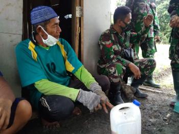  Anggota Satgas TMMD Bojonegoro Membahas Pupuk Organik Memanfaatkan Ramuan Tumbuhan Sekitar